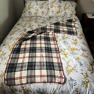 Roots blanket scarf in black and white plaid, dimensions 108cm x 70cm